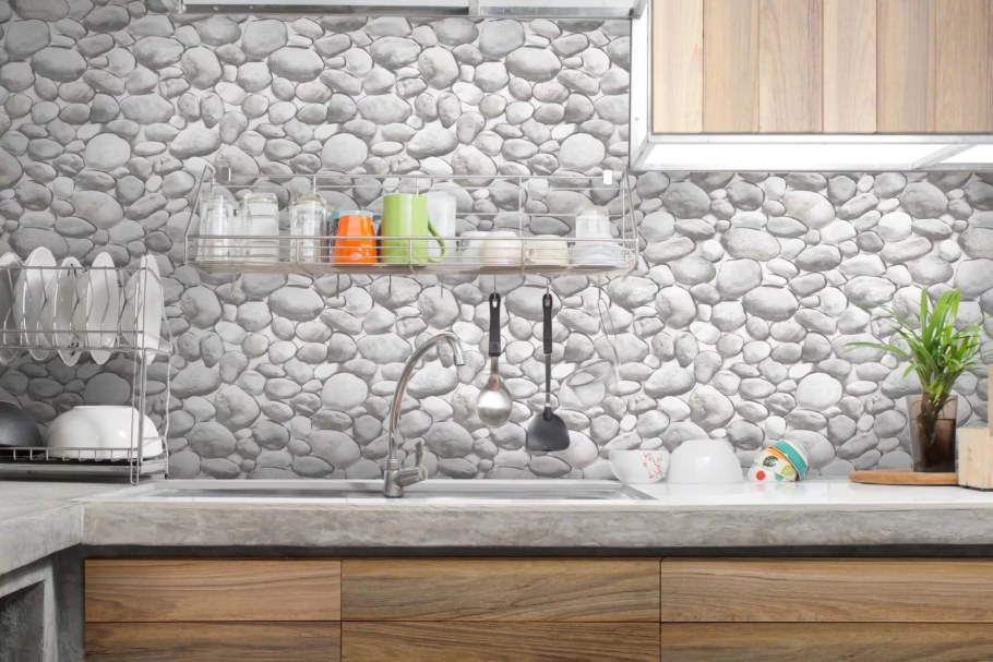Декор из камня на кухне