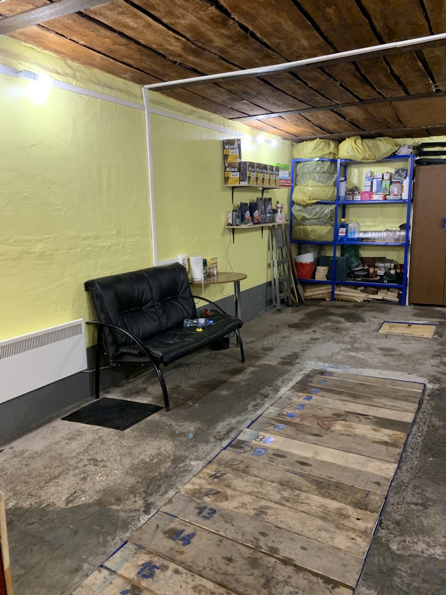 Ремонтная зона в гараже