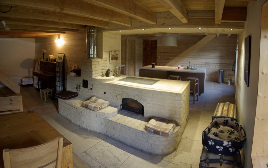 Русская печь с лежанкой в доме