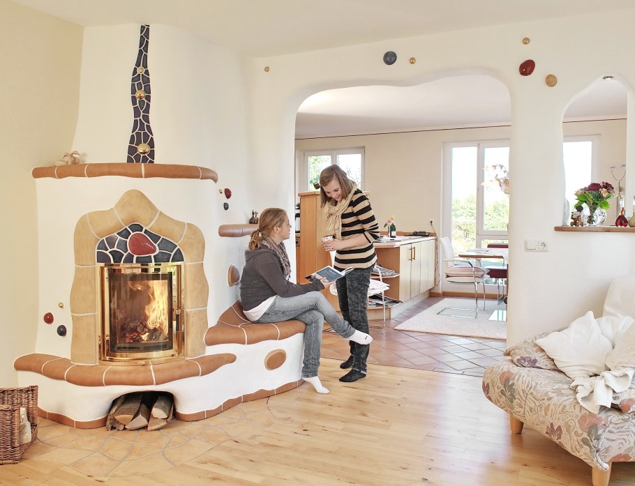 Современный камин с лежанкой