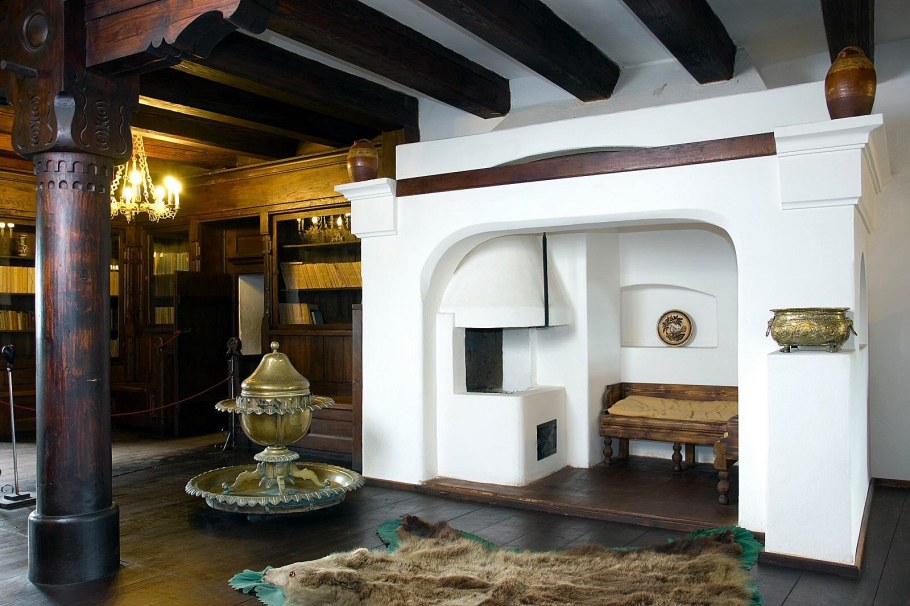 Печь с лежанкой в современном интерьере