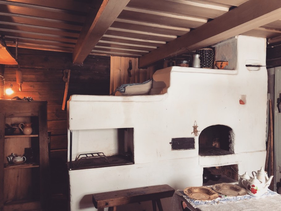 Печь с лежанкой в интерьере
