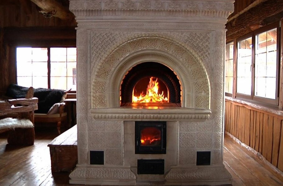 Современный камин с лежанкой