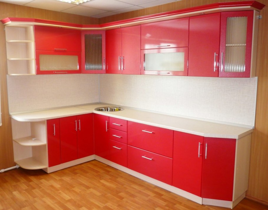 Кухня с красными фасадами