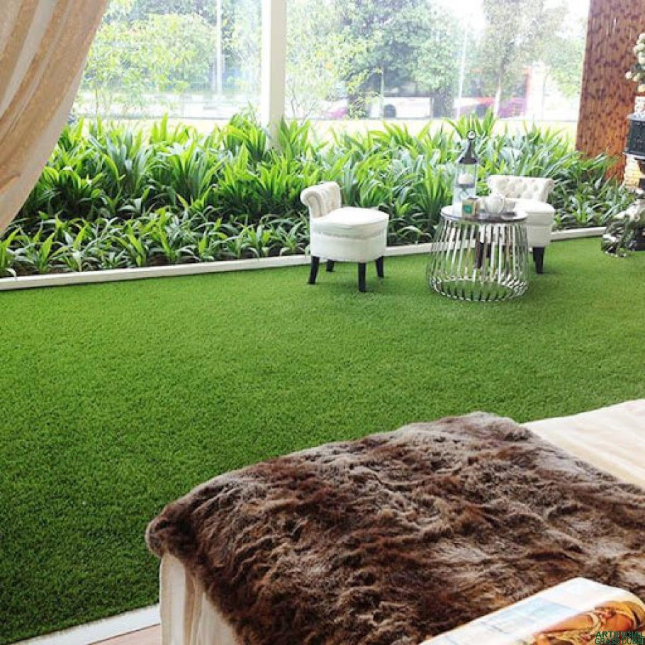 Искусственная трава на веранде