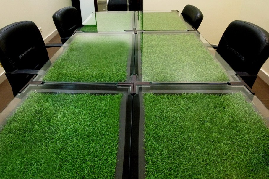 Искусственный газон в интерьере офиса
