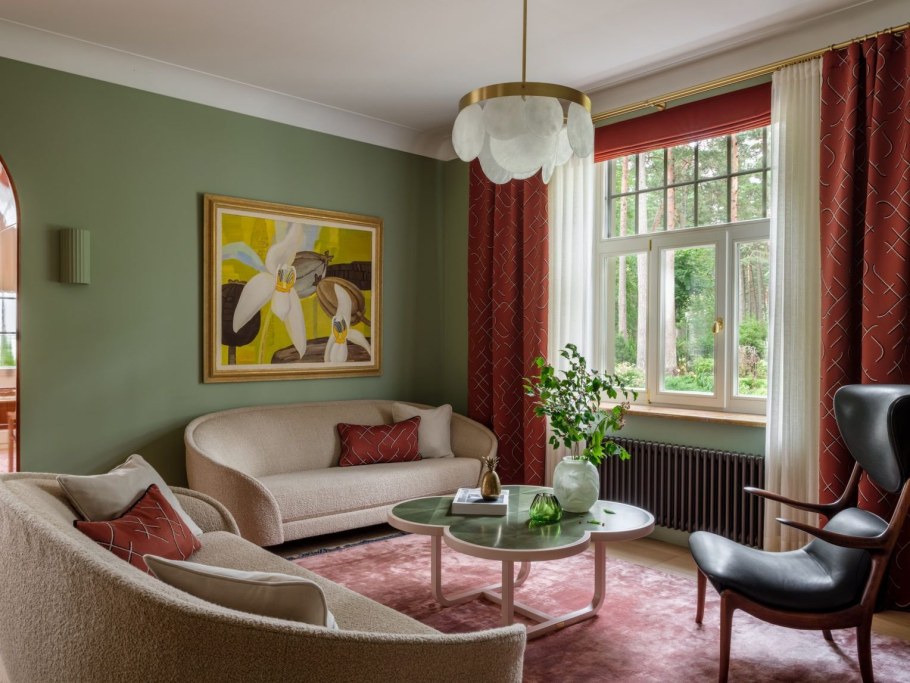 Оливковые обои в интерьере гостиной