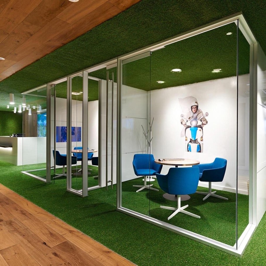 Искусственный газон в интерьере офиса