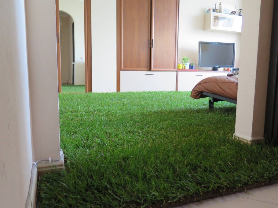 Искусственная трава в комнате