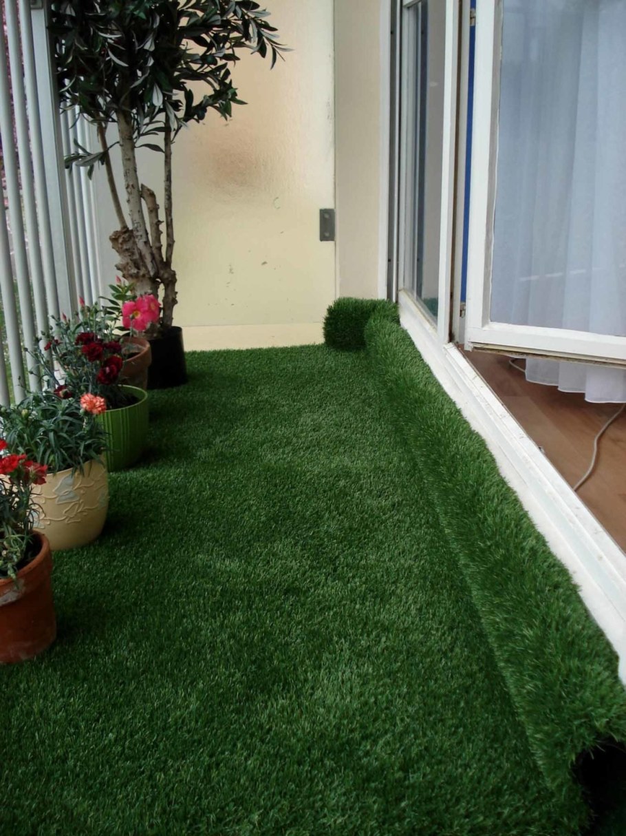 Зеленый газон на балконе