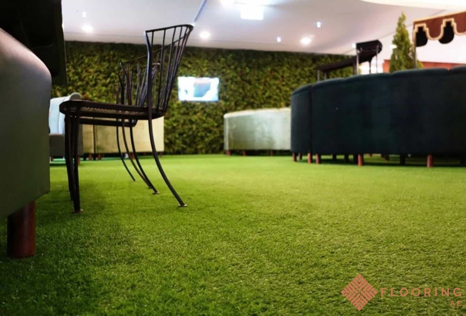 Искусственный газон в комнате