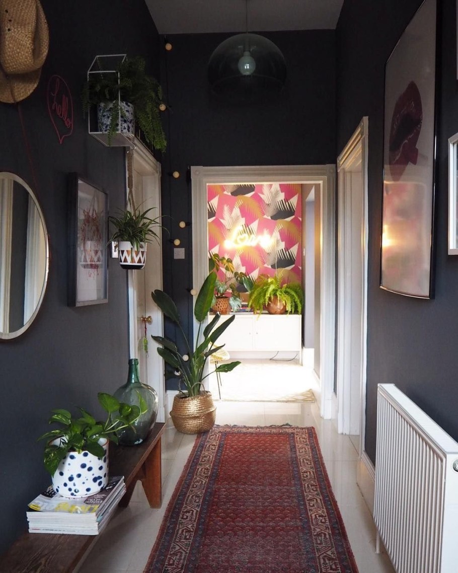 Цветы в коридоре