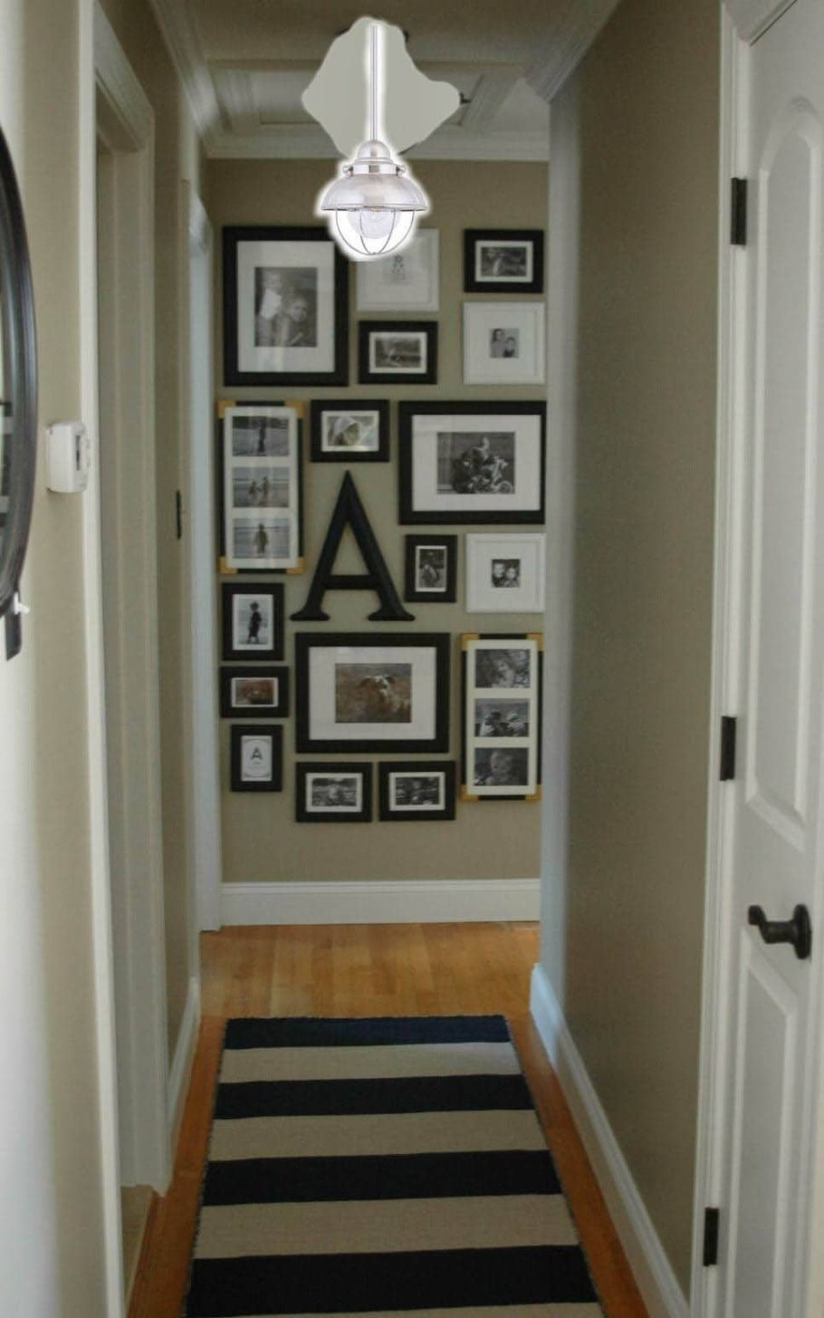 Украшение стены в коридоре