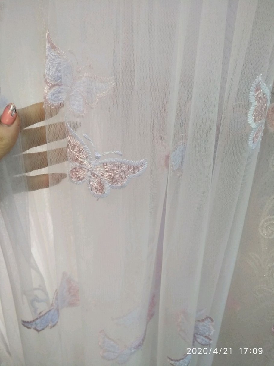Тюль с розовой вышивкой