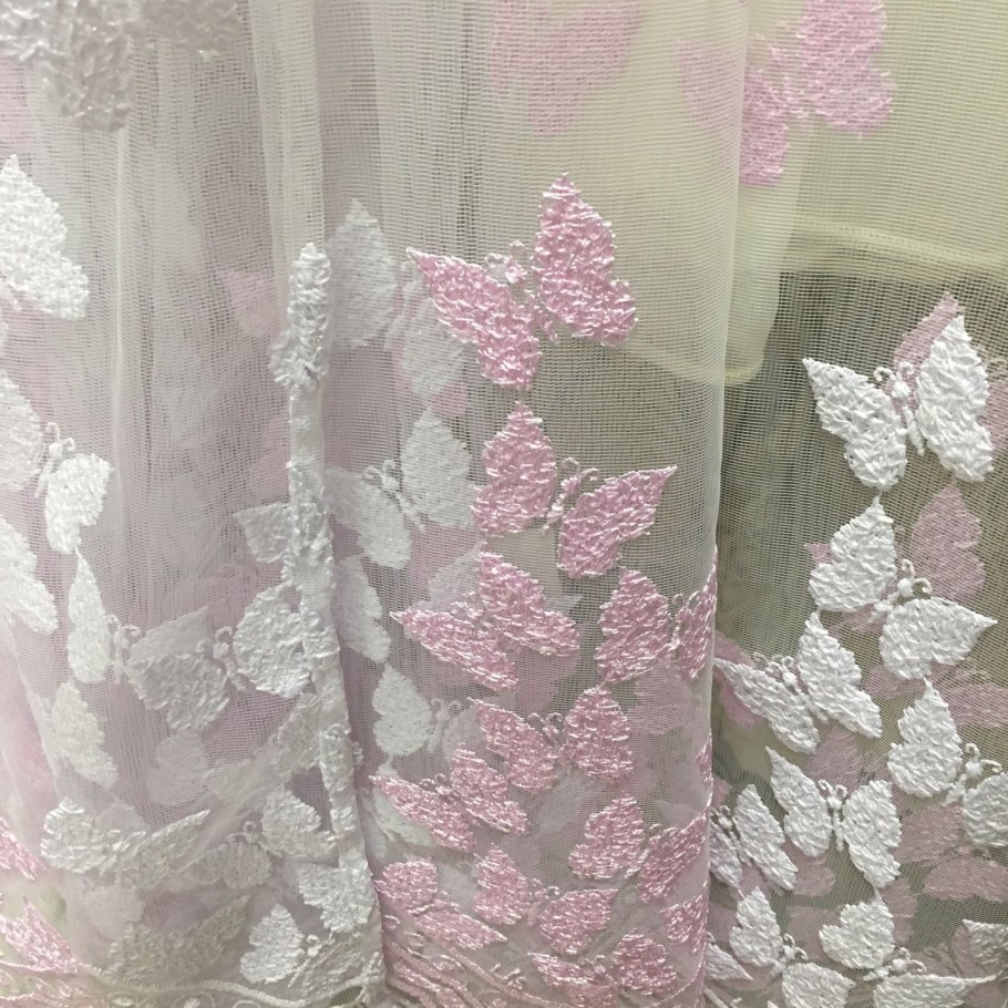 Тюль с розовой вышивкой