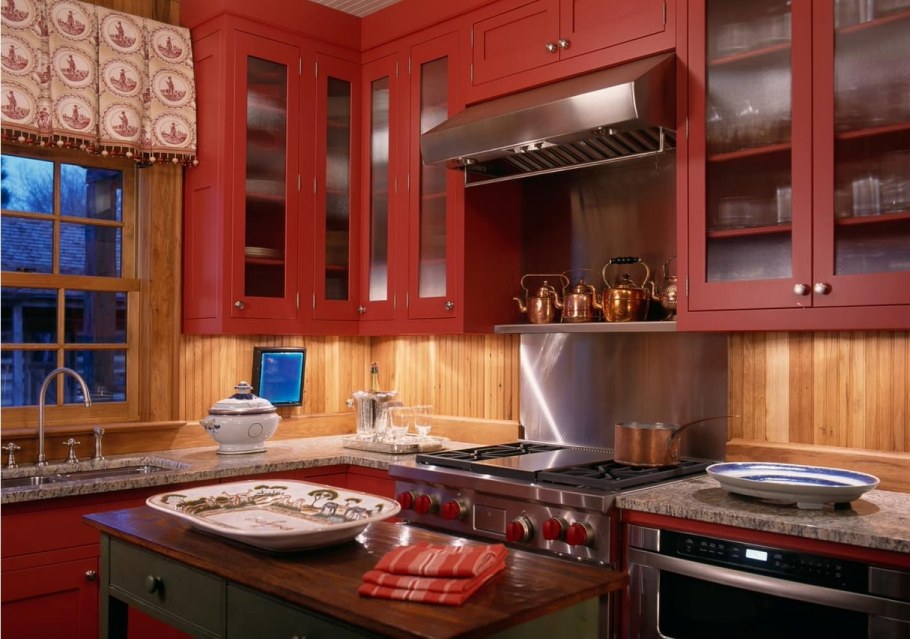 Бордовые стены на кухне