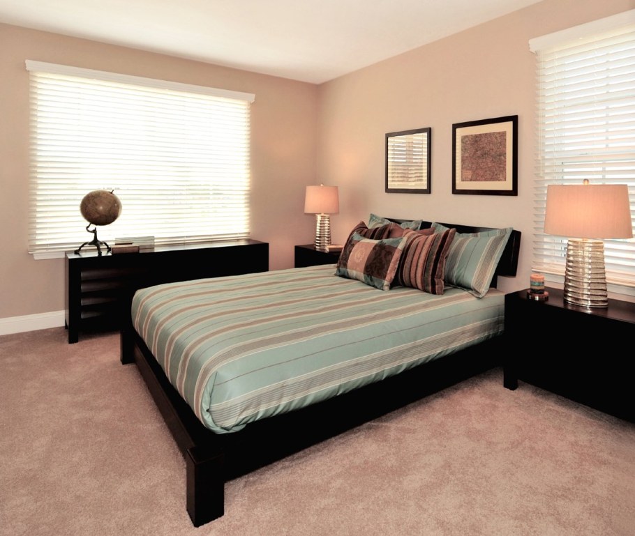 Спальня с коричневой мебелью