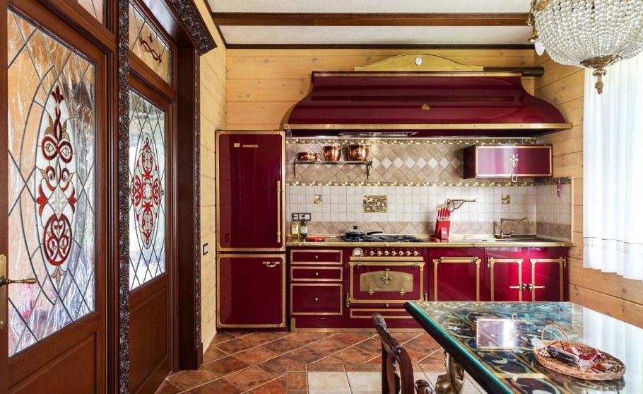Красная кухня в деревянном доме