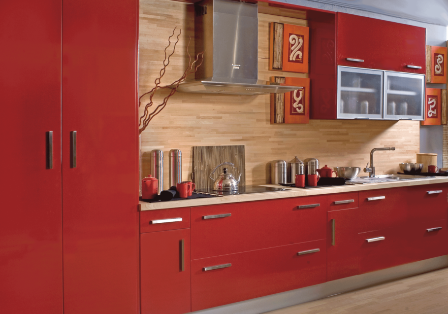Кухня с красными фасадами