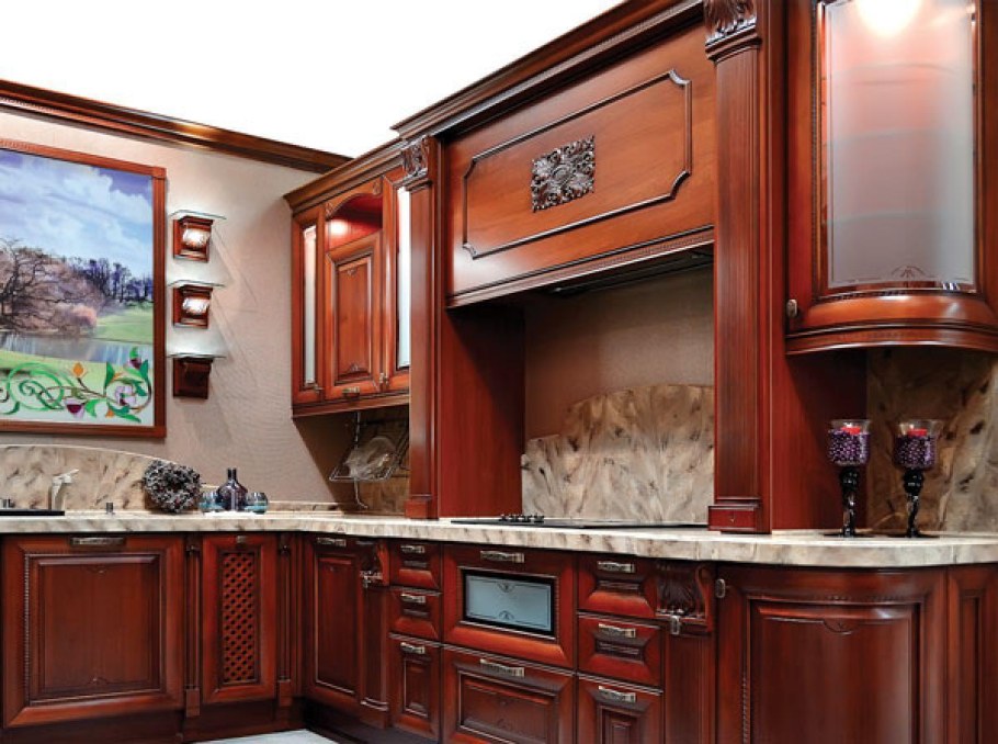 Кухня из красного дерева