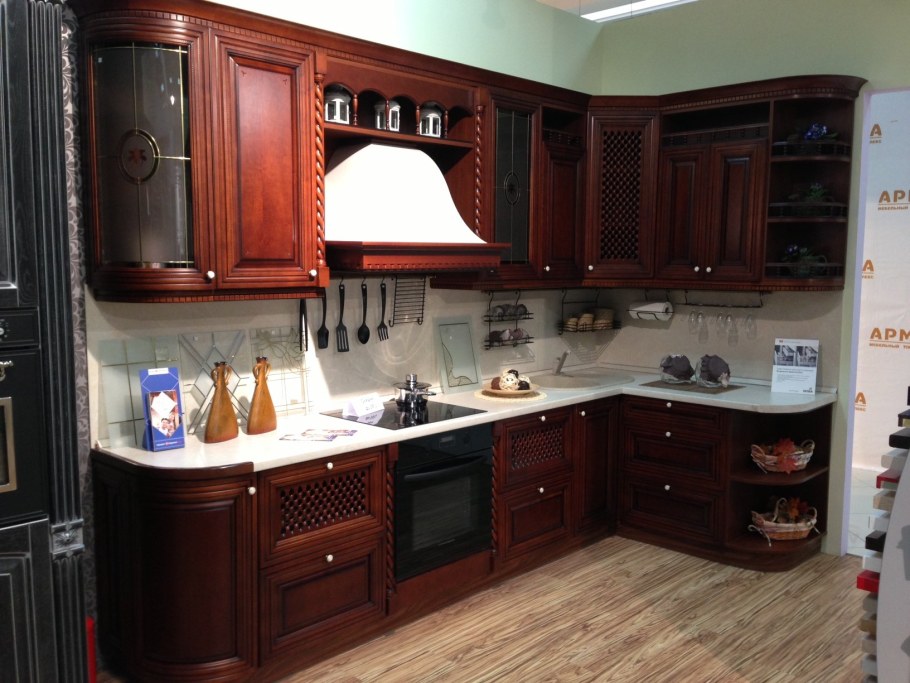 Угловые кухни из массива дерева