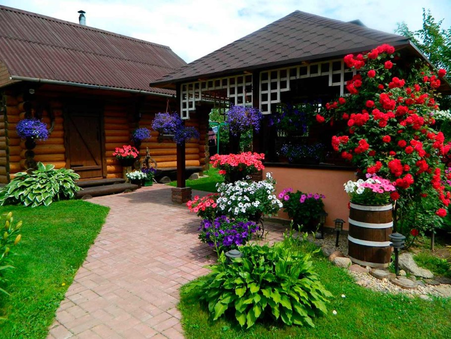 Цветник в палисаднике перед домом