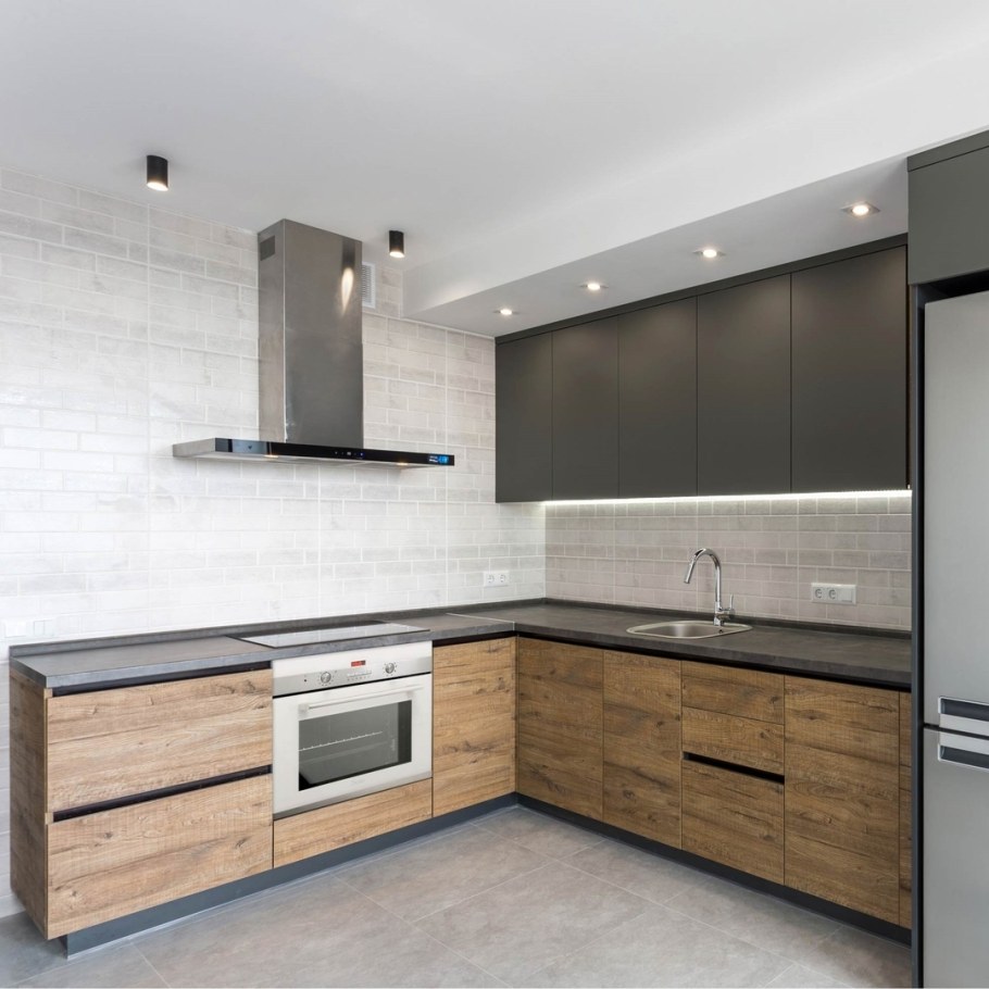 Кухня низ дерево верх белый