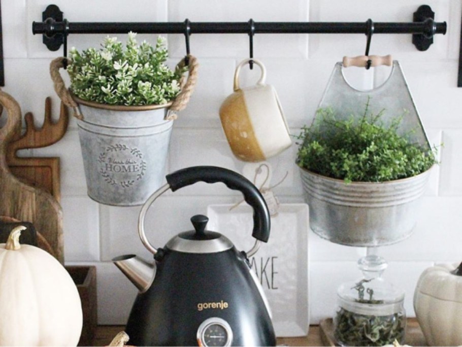 Кашпо на рейлинг на кухне