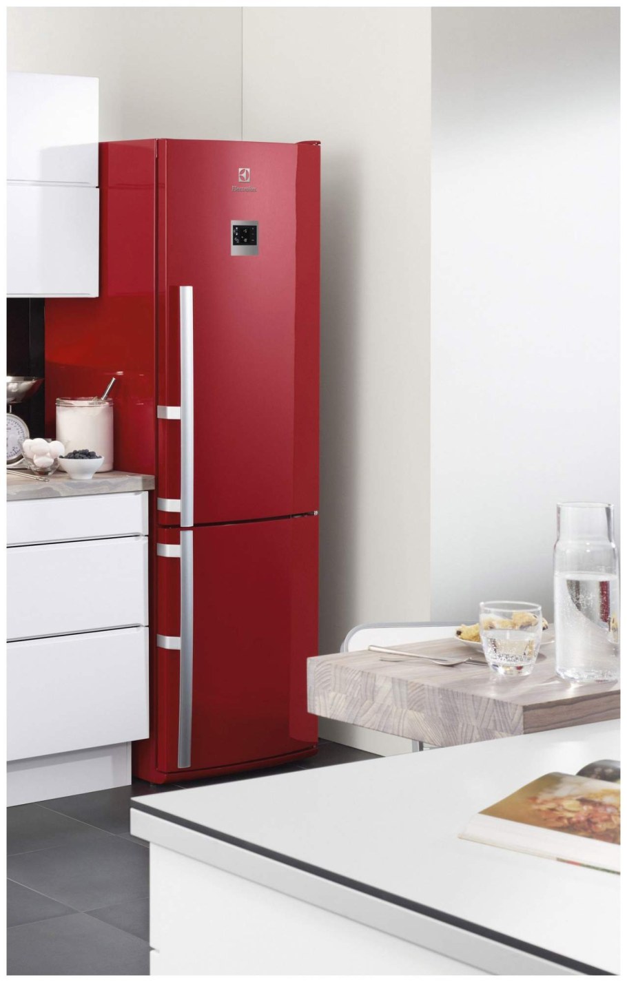 Электролюкс холодильник красный