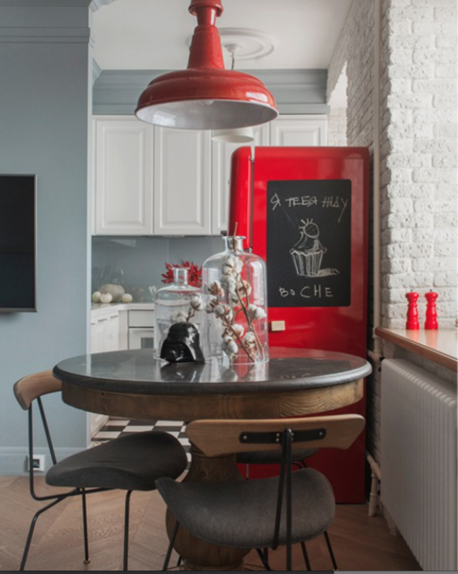 Кухня с красным холодильником