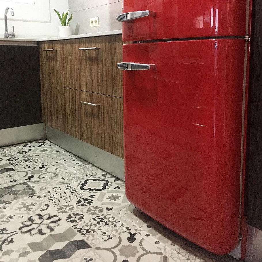 Кухня с красным холодильником