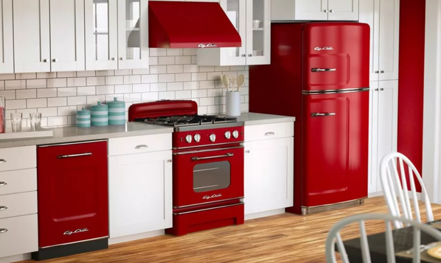 Кухня с красным холодильником