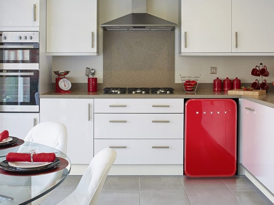 Красный холодильник в интерьере
