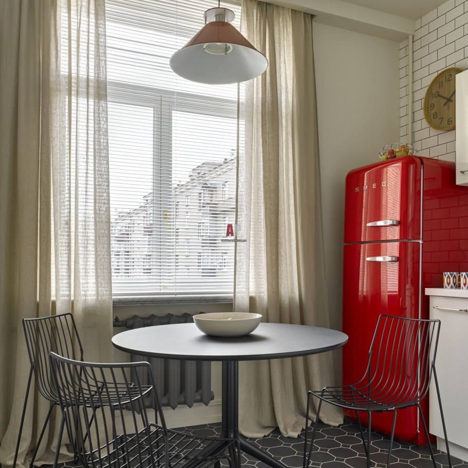 Круглый стол на маленькой кухне