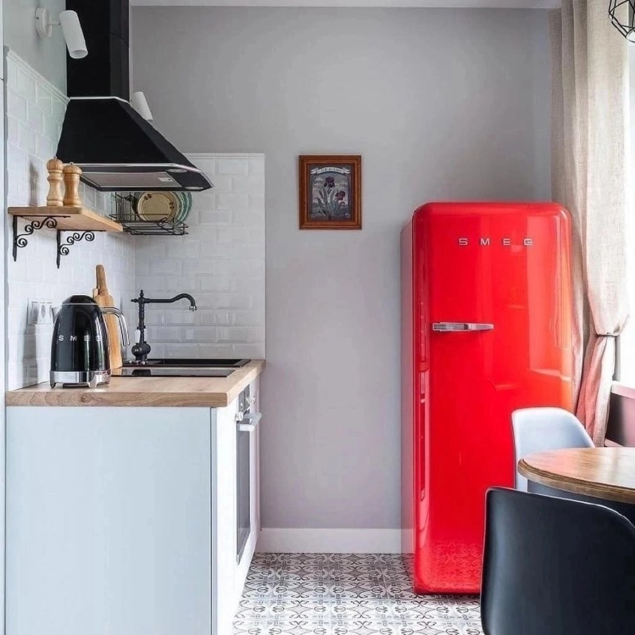 Красный холодильник в интерьере