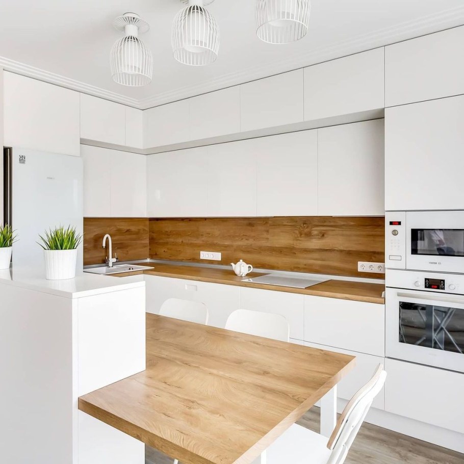Кухня Модерн белая с деревом