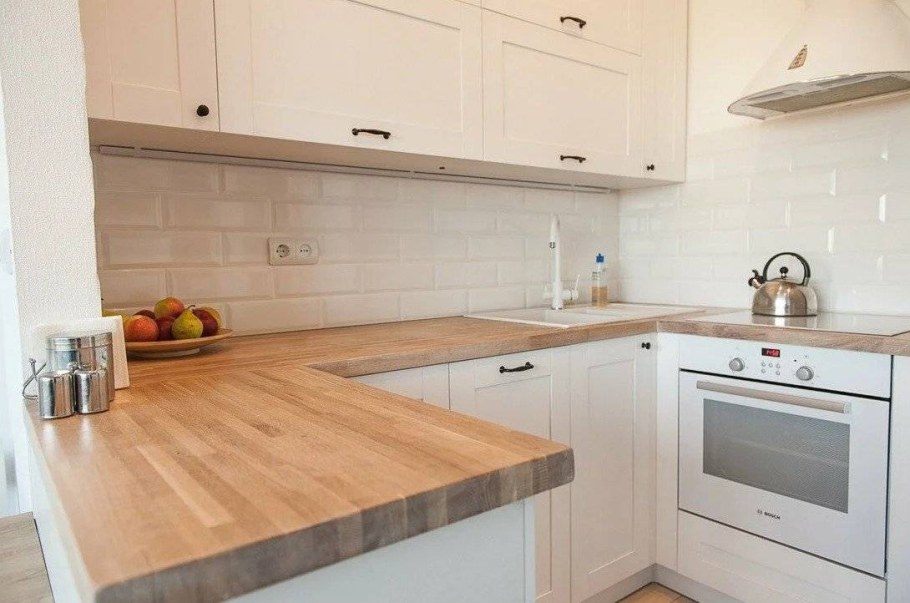 Кухня с деревянной столешницей