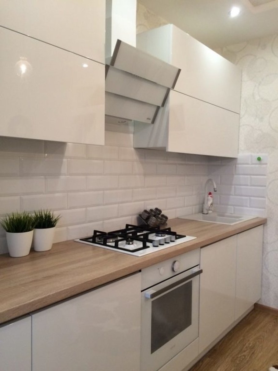 Белая кухня со столешницей под дерево