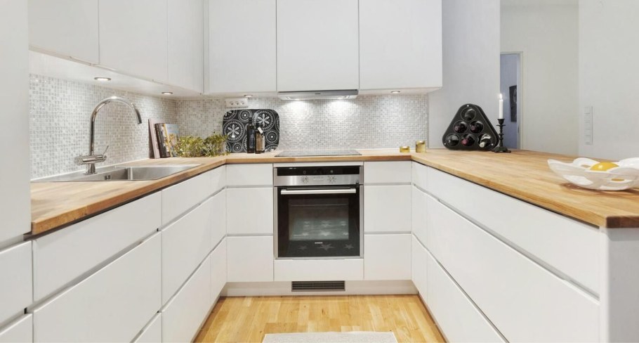 Белая глянцевая кухня с деревянной столешницей