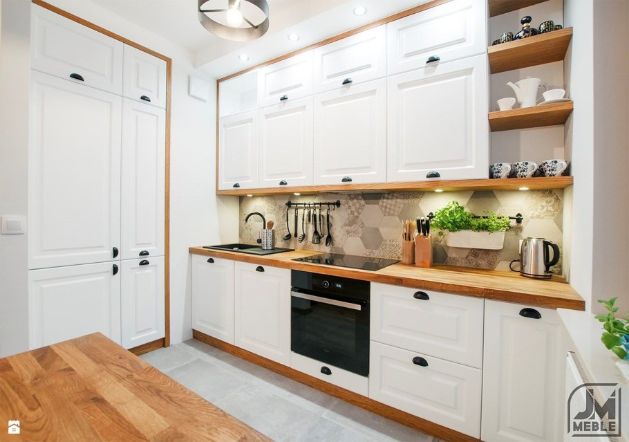 Белая кухня с деревянной столешницей и фартуком