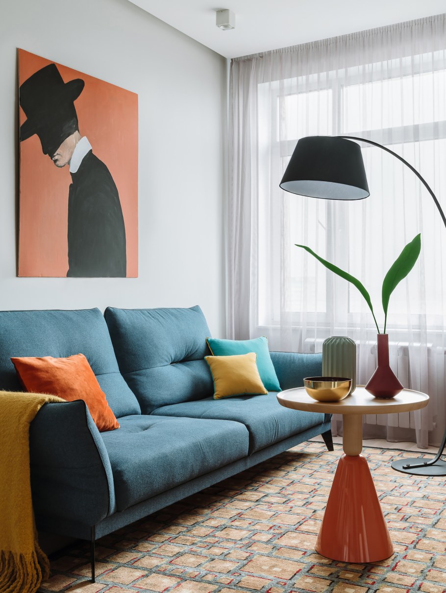 Синяя комната с оранжевым акцентом