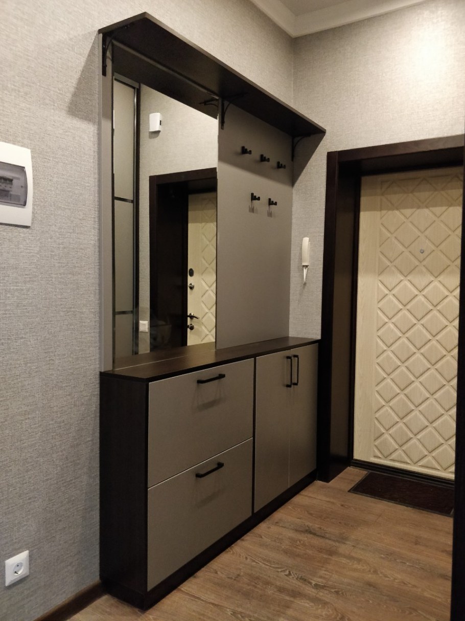 Узкая прихожая с зеркалом