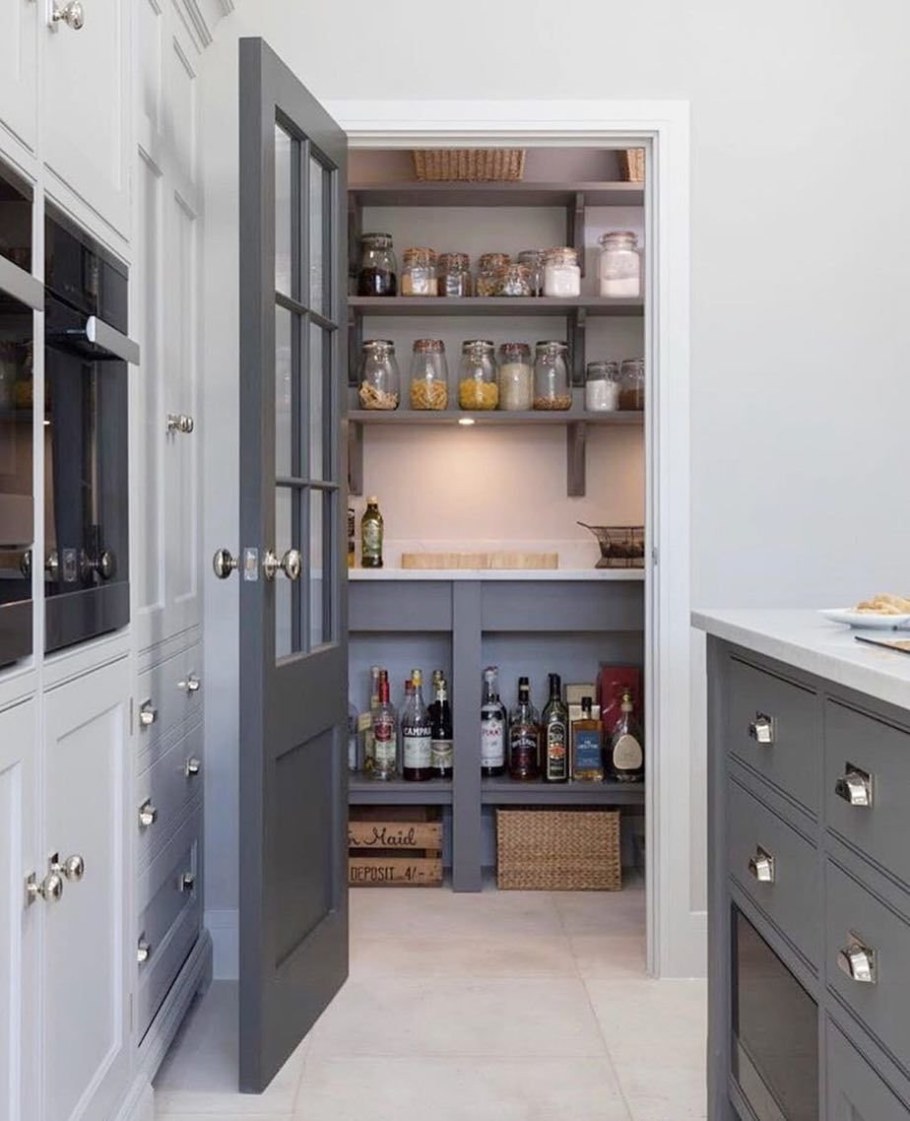 Кухня с кладовой планировка