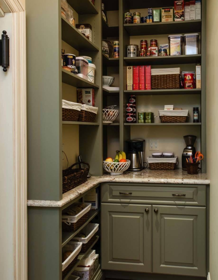 Кладовая на кухне в квартире