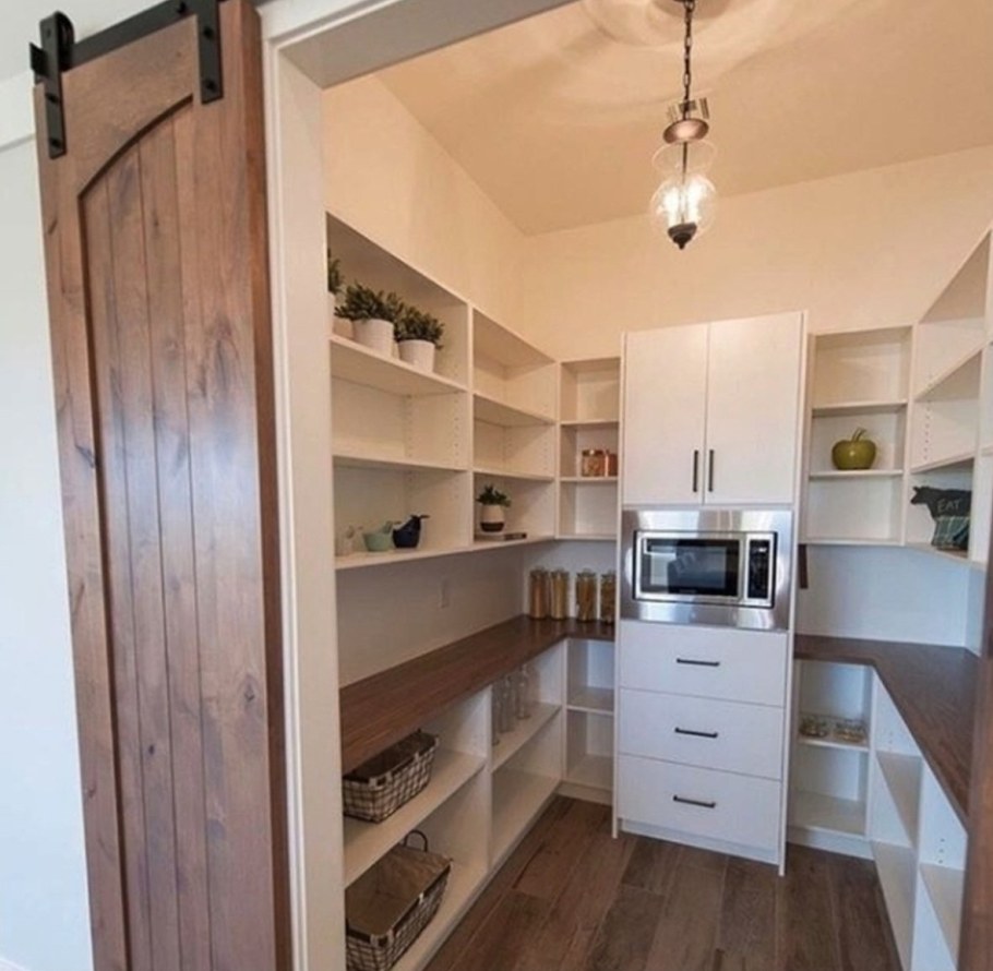 Кухня с подсобным помещением