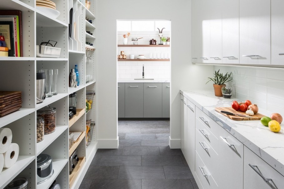 Встроенная кладовка на кухне