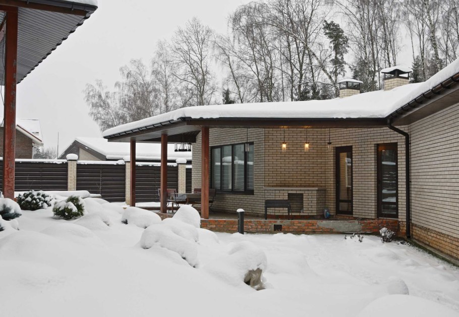 Кирпичная баня с террасой