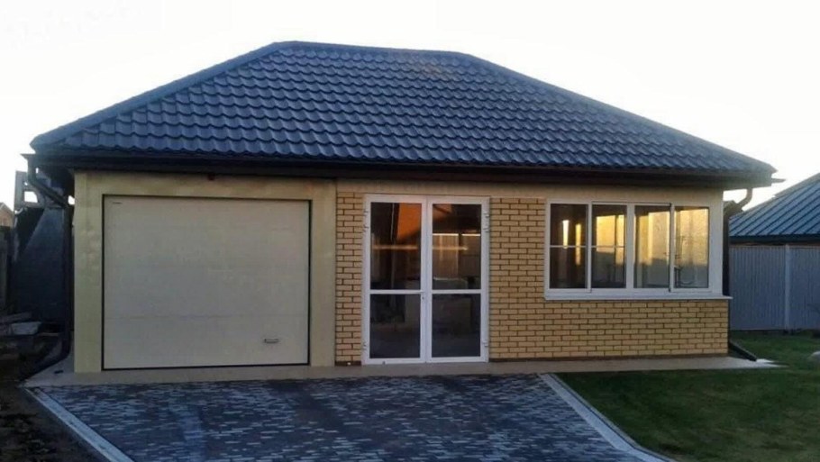 Гараж с баней из кирпича