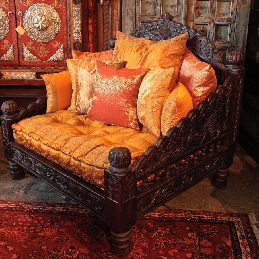 Диван в индийском стиле