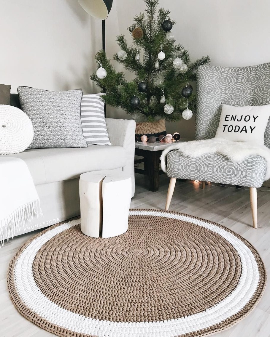 Круглый ковер в интерьере гостиной